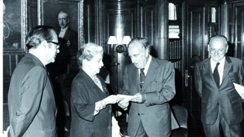 María Luz Morales rep el premi Godó del 1973 de la mà de Carlos Godó  Valls, segon comte de Godó. Foto: Pérez de  Rozas /  Arxiu  La Vanguardia