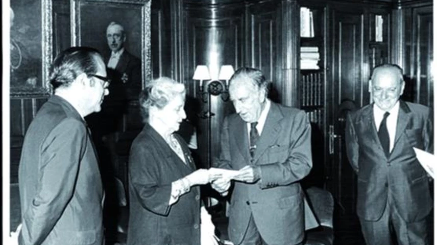 María Luz Morales rep el premi Godó del 1973 de la mà de Carlos Godó  Valls, segon comte de Godó. Foto: Pérez de  Rozas /  Arxiu  La Vanguardia