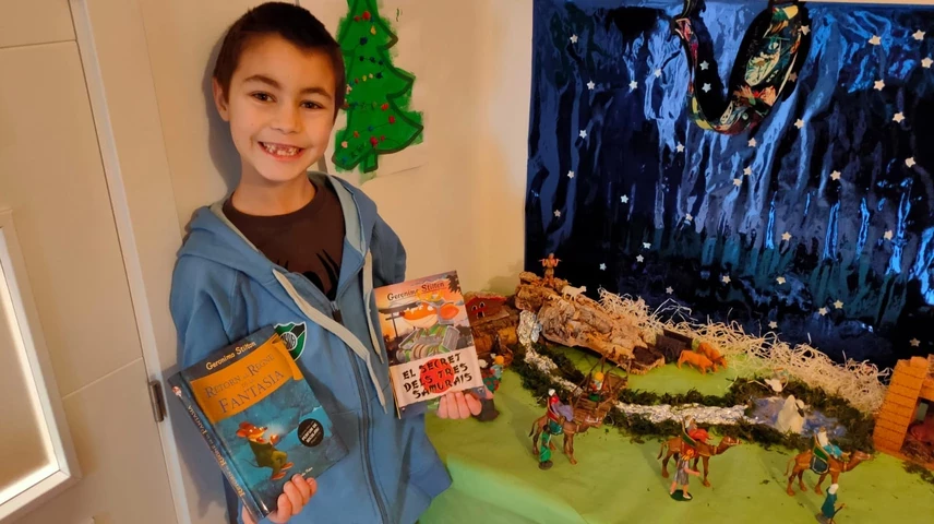 L'Oriol Margelí Cle, guanyador del XIII Concurs de Nadales Periodístiques de Girona, ja ha anat a la Llibreria 22 a escollir els llibres del premi.