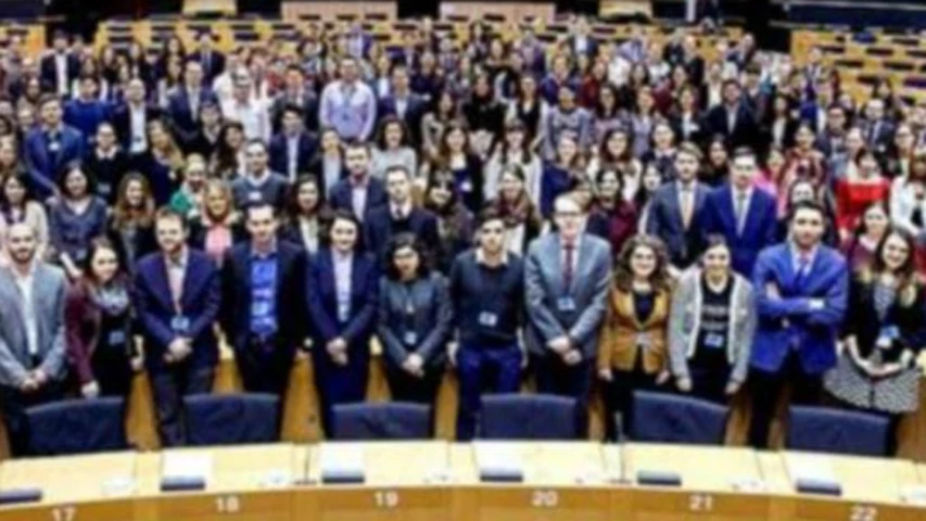 parlament-beques.jpg