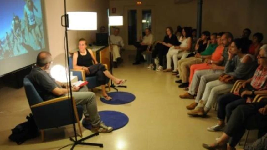 Núria Picas, ahir al vespre, a la sala d'actes del Casino de Manresa  (Foto: S. Redó. Regió7)