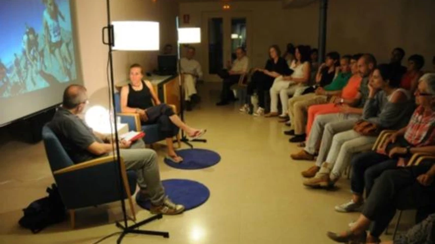 Núria Picas, ahir al vespre, a la sala d'actes del Casino de Manresa  (Foto: S. Redó. Regió7)