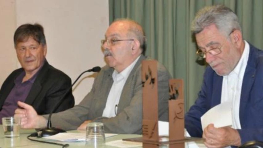 El premiat (a l'esquerra) acompanyat de Joan Badia i Gonçal Mazcuñán