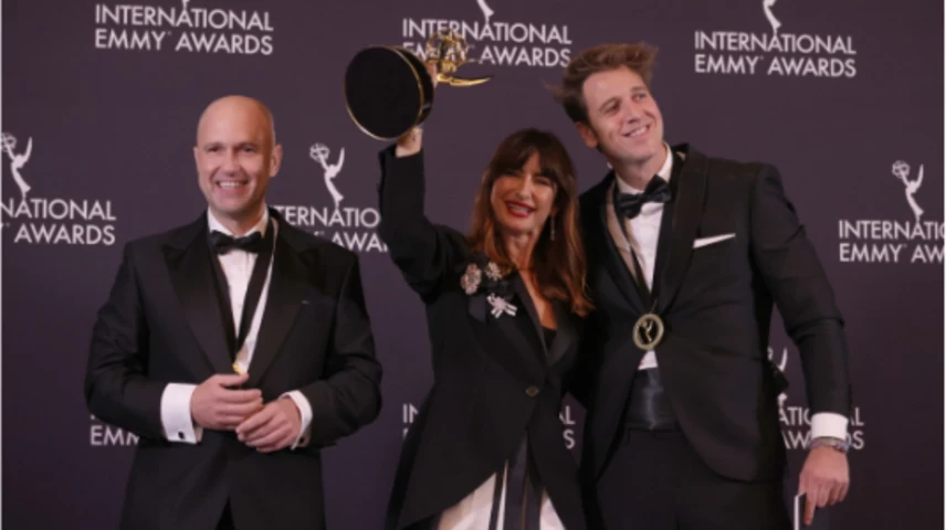 La col·legiada Joanna Pardos i els productors executius Luis Miguel Calvo i Javier Martínez Suárez als Premis Emmy Internacionals 2025.