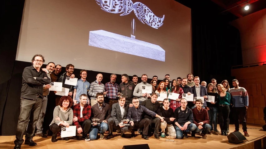 Foto de família dels guanyadors i els finalistes dels Premis Carles Rahola.