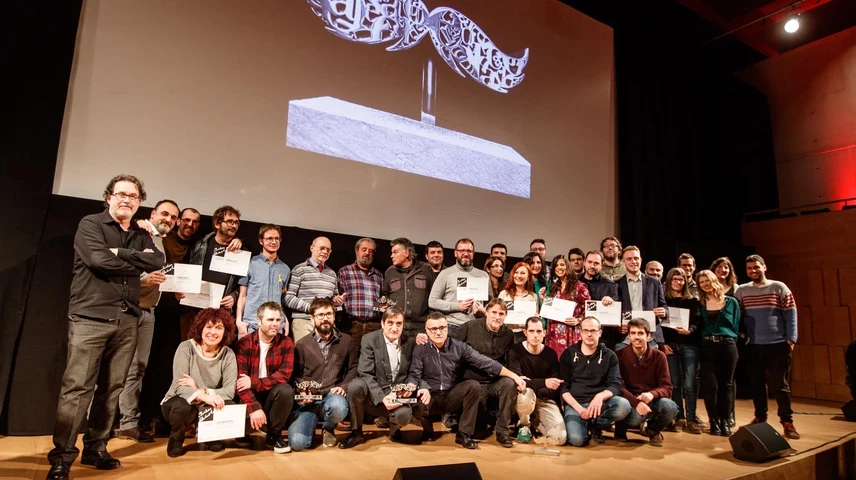 Foto de família dels guanyadors i els finalistes dels Premis Carles Rahola.