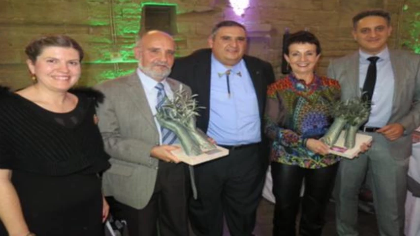 El president del CPC Lleida -al mig- amb els premiats. 