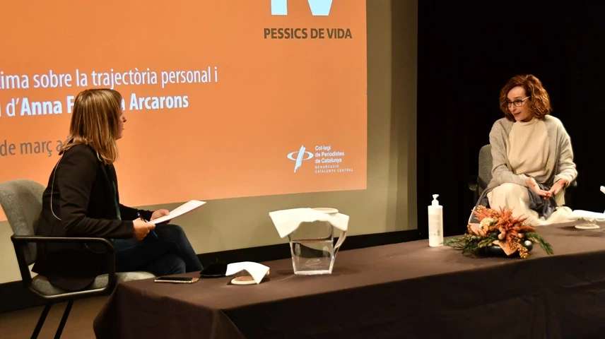 La periodista Queralt Casals (esquerra) i la doctora Anna Forcada.