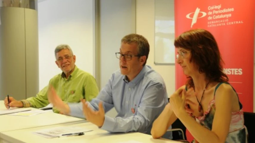 Gonçal Mazcuñán i Enric Badia (al centre), del Col·legi de Periodistes, i Gemma Puig, d'El Galliner