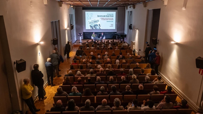 L'aula magna de la Casa de Cultura s'ha omplert a vessar per sentir a Vicent Partal.