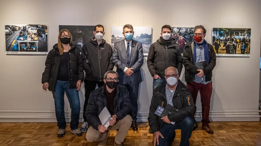 Miquel Noguer i Joan Ventura, amb els fotògrafs que van ser també a la visita