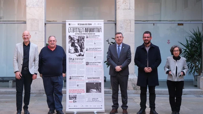Quim Salvi, Jordi Grau, Miquel Noguer, Lluc Salellas i M.Àngels Prat, amb el cartell de la XII Setmana dels Rahola. 