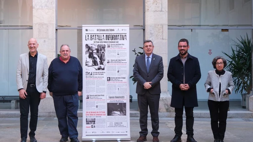 Quim Salvi, Jordi Grau, Miquel Noguer, Lluc Salellas i M.Àngels Prat, amb el cartell de la XII Setmana dels Rahola. 