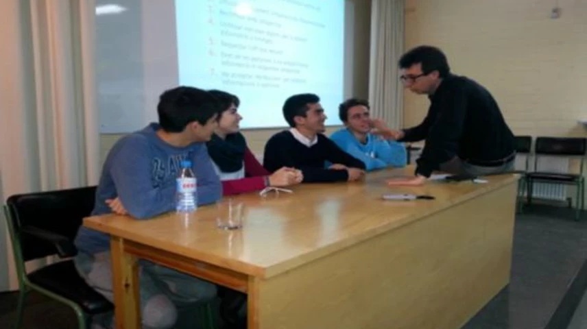 Un col·legiat fent el taller de "premsa a les escoles" a l'edició 2014