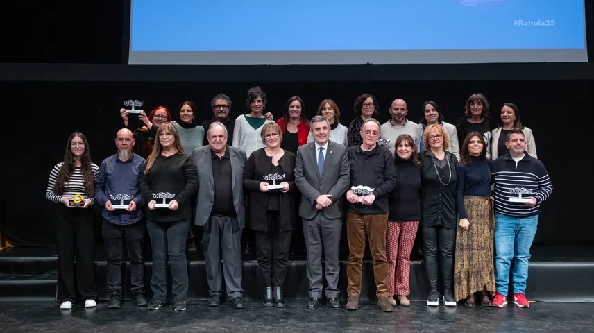Foto de família dels guanyadors dels XVI Premis Carles Rahola de Comunicació Local.