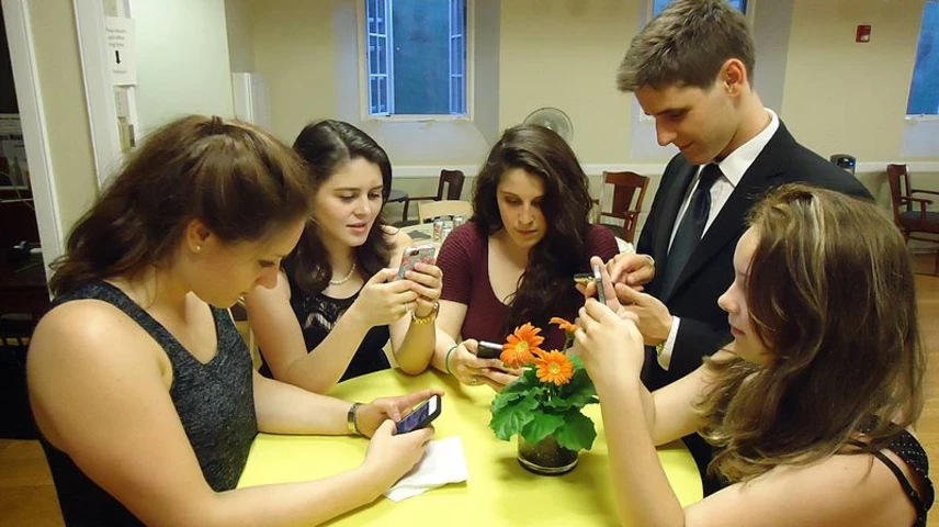young-people-texting-smartphones-using-thumbs.jpg