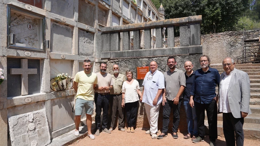 Alguns dels protagonistes de la inauguració de l'Espai memorial Carles Rahola i Llorens al Cementiri Vell de Girona.