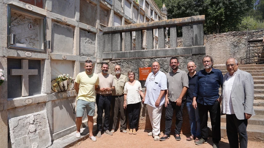 Alguns dels protagonistes de la inauguració de l'Espai memorial Carles Rahola i Llorens al Cementiri Vell de Girona.