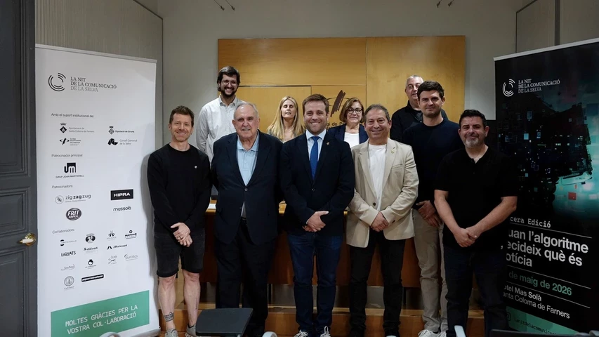 Foto de grup dels organitzadors i col·laboradors de la Nit de la Comunicació de la Selva. 