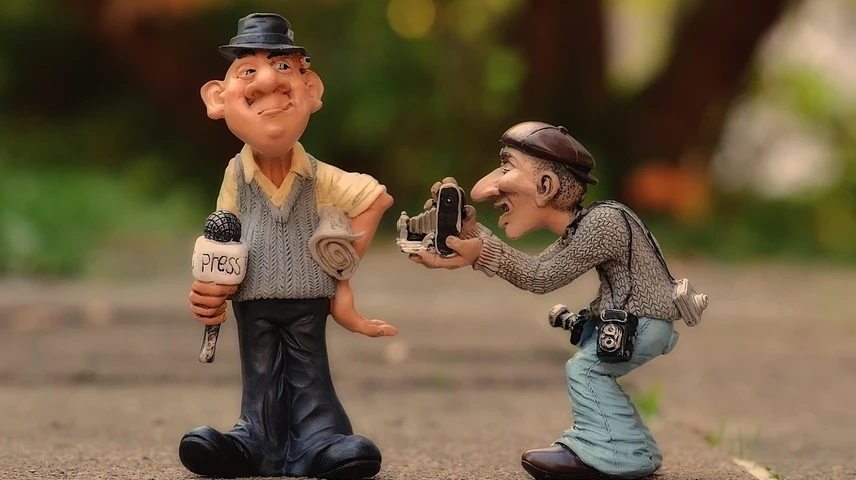 Dos ninots fent de periodistes.