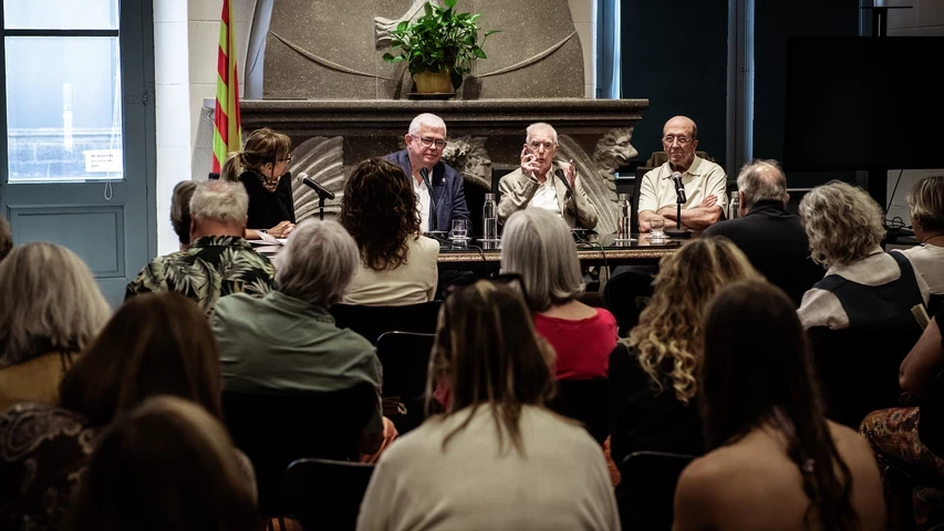 Carme Garcia, Agustí Alcoberro, Jaume Sobrequés i Jaume Guillament, en la conversa. 