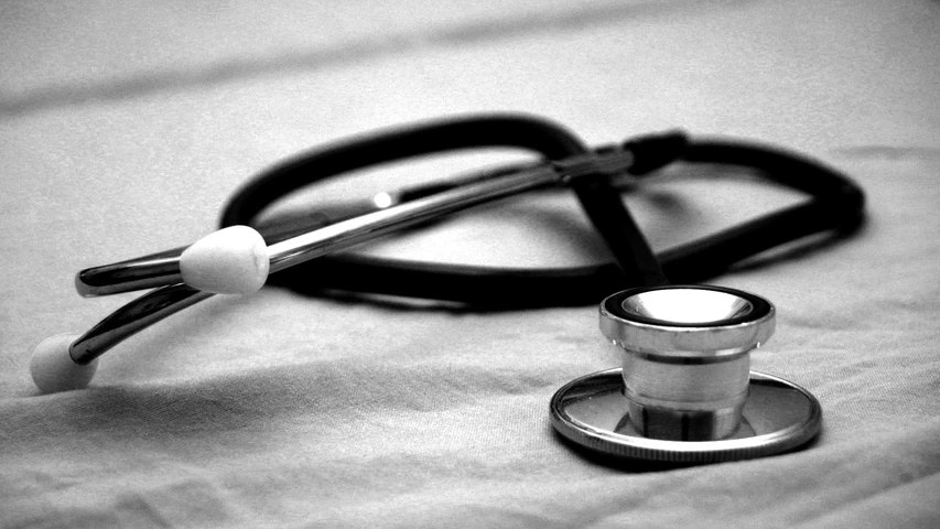 Fonendoscopi sobre fons blanc