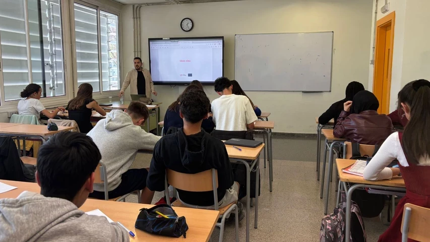 El periodista Dani Perona, en una de les sessions del programa EduMèdia.