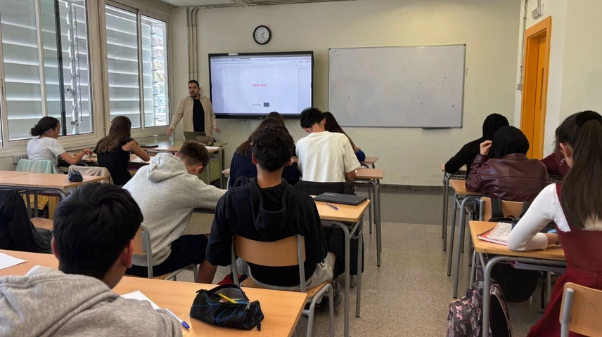 El periodista Dani Perona, en una de les sessions del programa EduMèdia.