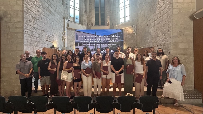 Foto de família del primer acte de compromís amb el Codi Deontològic a la UdG.