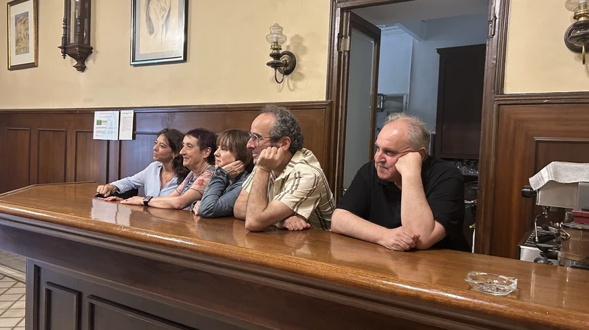 Mar Camps, Tura Soler, Gemma Busquets, Salvador Garcia-Arbós i Jordi Grau, al bar del Casino de Girona.