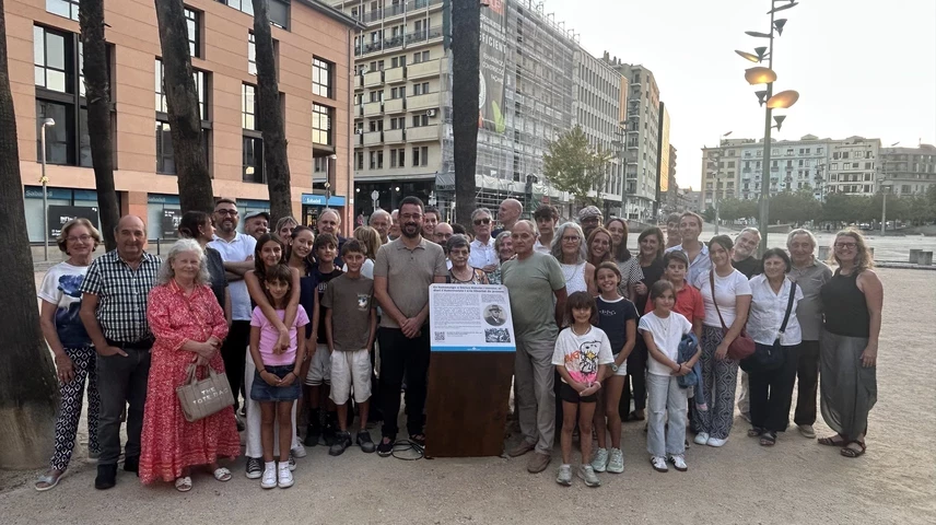 Foto de família dels assistents a l'homenatge a Dàrius Rahola i Llorens. 