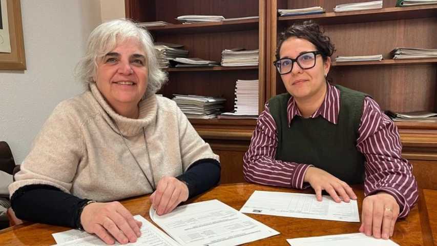 La 4ª tinenta d’alcalde i regidora de Polítiques Feministes, Carme Valls, i la presidenta del Col·legi de Periodistes-Demarcació de Lleida, Laura Alcalde