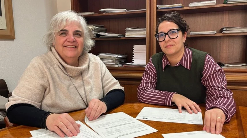 La 4ª tinenta d’alcalde i regidora de Polítiques Feministes, Carme Valls, i la presidenta del Col·legi de Periodistes-Demarcació de Lleida, Laura Alcalde