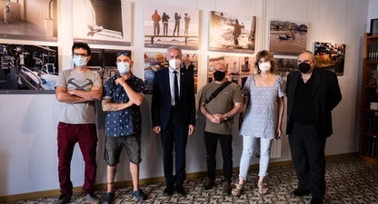 Albert Piñeira i Jordi Grau amb alguns dels fotoperiodistes que participen a la mostra.