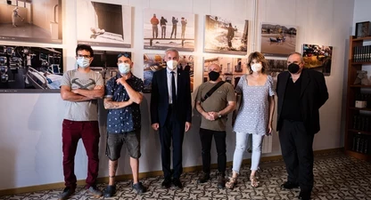 Albert Piñeira i Jordi Grau amb alguns dels fotoperiodistes que participen a la mostra.