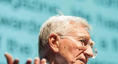 Seymour Hersh durant la seva conferència a Barcelona. Foto: Vicente Pruna