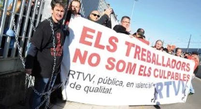 Concentració d’afectats per l’ERO davant de Canal 9. Foto: Prats i Camps