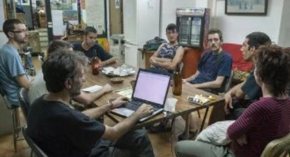 Una assemblea de LaTele, amb seu a Gràcia. Foto Dani Codina