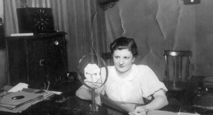 La locutora Maria Lluïsa Figa llegia els comunicats de la guerra civil amb el micròfon que s'ha donat al Museu d'Història.