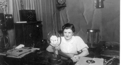 La locutora Maria Lluïsa Figa llegia els comunicats de la guerra civil amb el micròfon que s'ha donat al Museu d'Història.