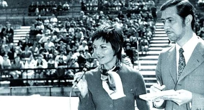La periodista Maribel Álvarez, retransmetent un acte en directe, l'any 1971.