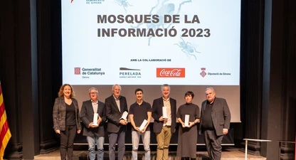 Foto de família dels guanyadors de les Mosques 2023, amb la vicedegana i el president de la Junta de Girona.