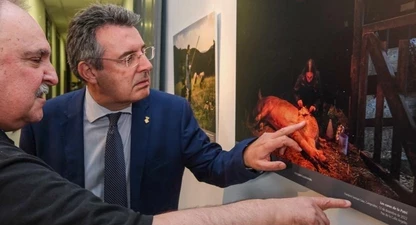Grau i Noguer observen la foto guanyadora. 
