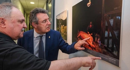 Grau i Noguer observen la foto guanyadora. 