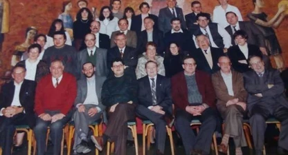 Català (amb corbata al centre de la primera fila) amb l'equip de La Veu de l'Anoia el 1994. (Foto: Veu de l'Anoia)