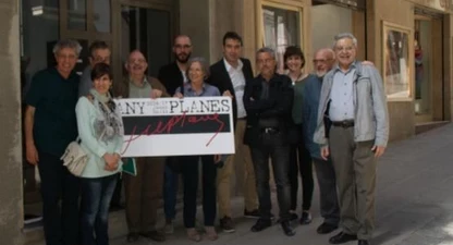 Membres de la Comissió Any Planes davant del núm. 27 del carrrer de la Canal, de Manresa, on va néixer el periodista.