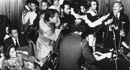 Salvador Dalí i els periodistes protagonitzen una taula rodona a Figueres.
