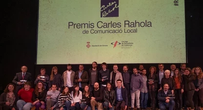 Foto de grup dels guanyadors i els finalistes dels X Premis Carles Rahola de Comunicació Local. 