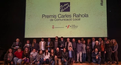 Foto de grup dels guanyadors i els finalistes dels X Premis Carles Rahola de Comunicació Local. 