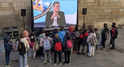 Un grup de nens petits veient uns dels programes de TV realitzats pel CPC Lleida